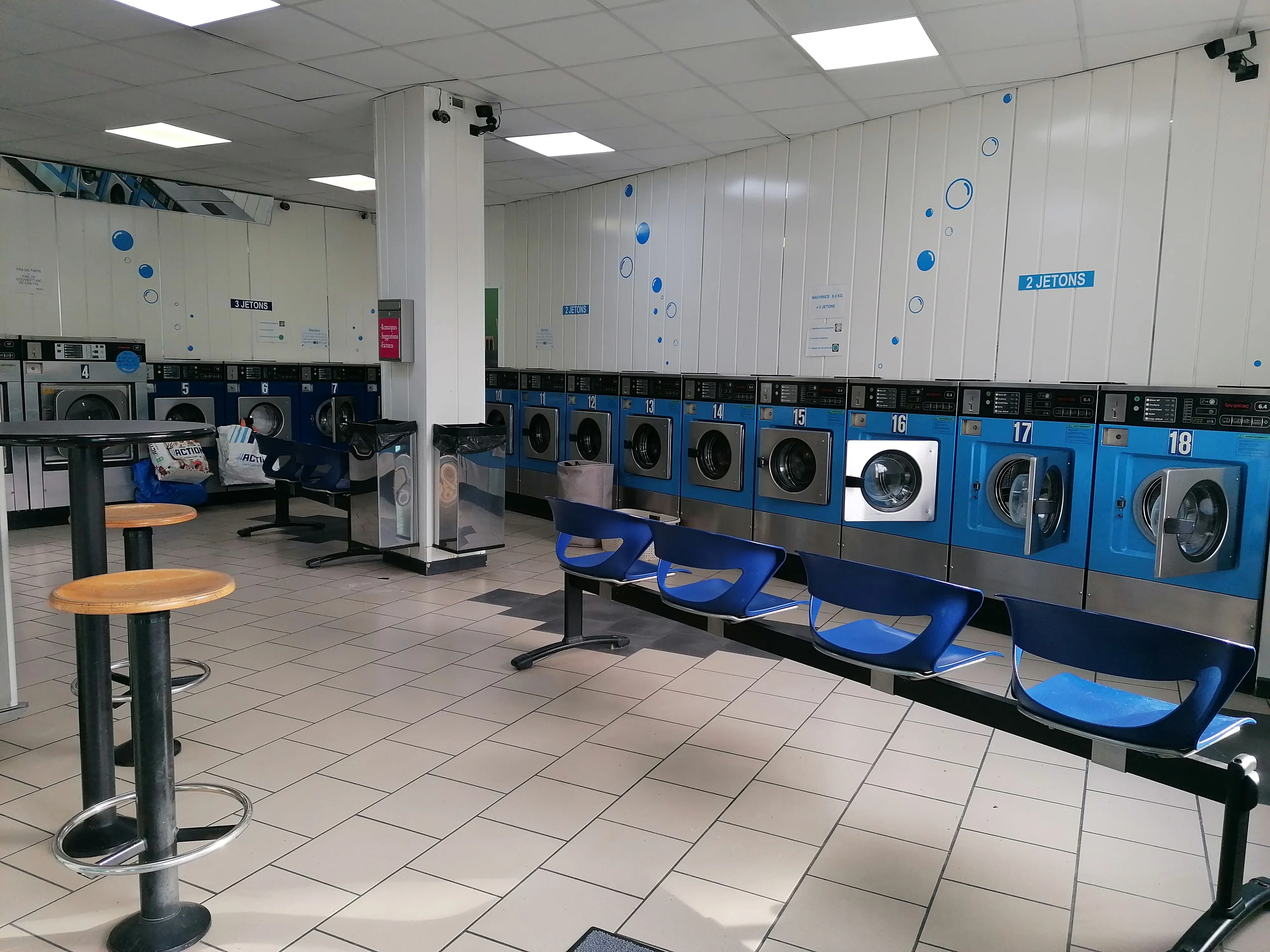 Laverie automatique Wash Club Gilly - 18 machines à laver et 20 séchoirs modernes